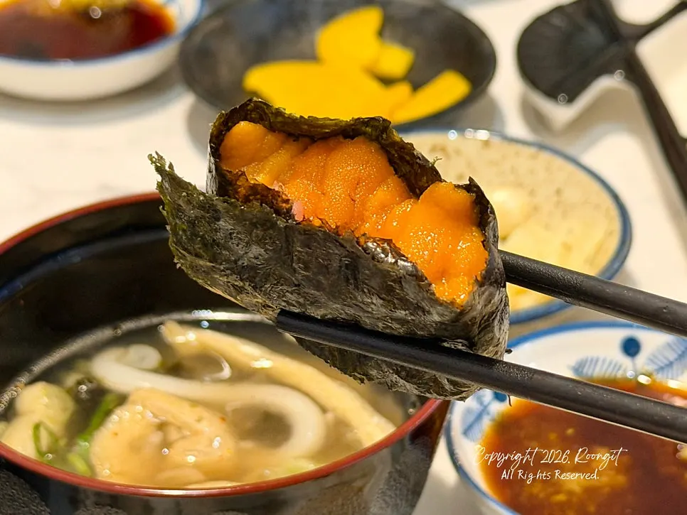 Susunan sushi lengkap termasuk gunkan