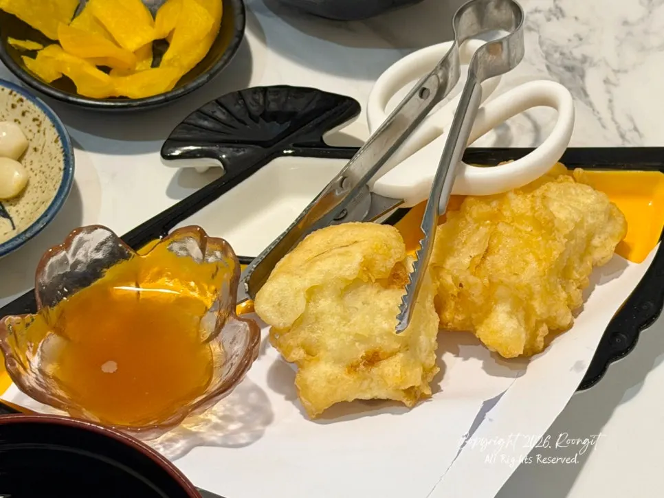 Gorengan pendamping yang dipesan bersama sushi