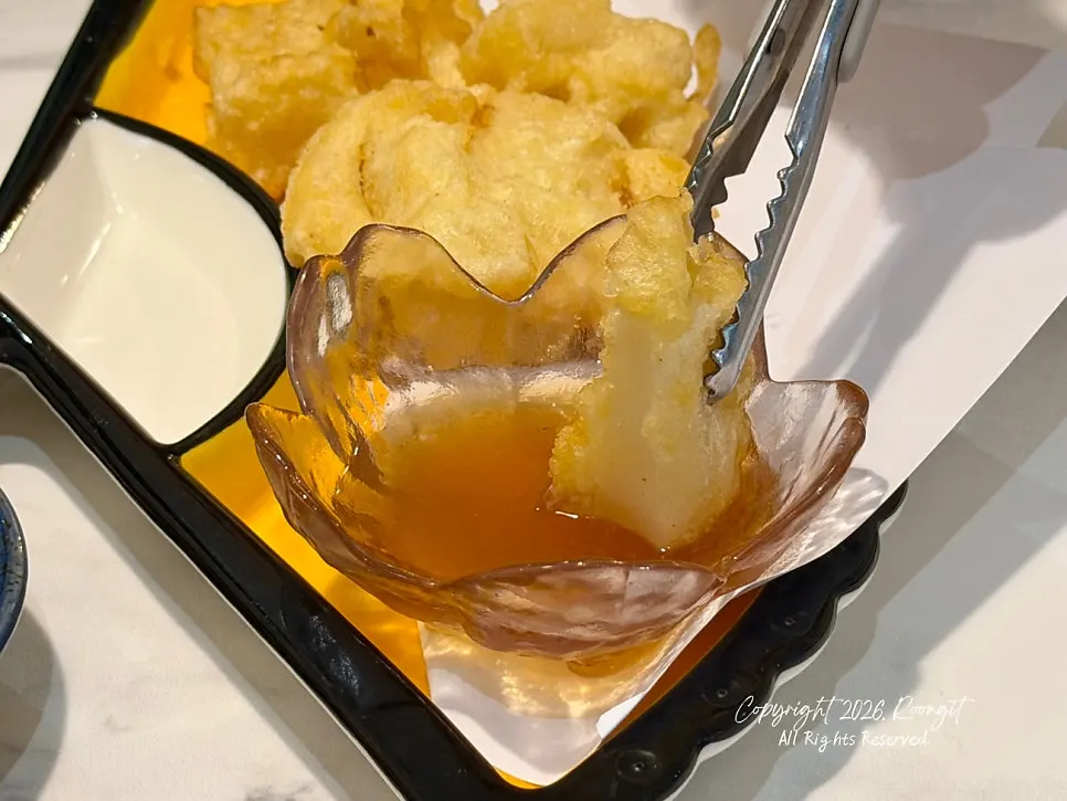 Potongan mochi ketan goreng dengan tekstur garing luar kenyal dalam
