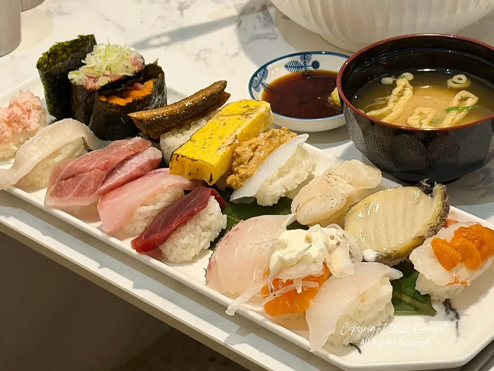 Set sushi yang dinikmati untuk makan siang