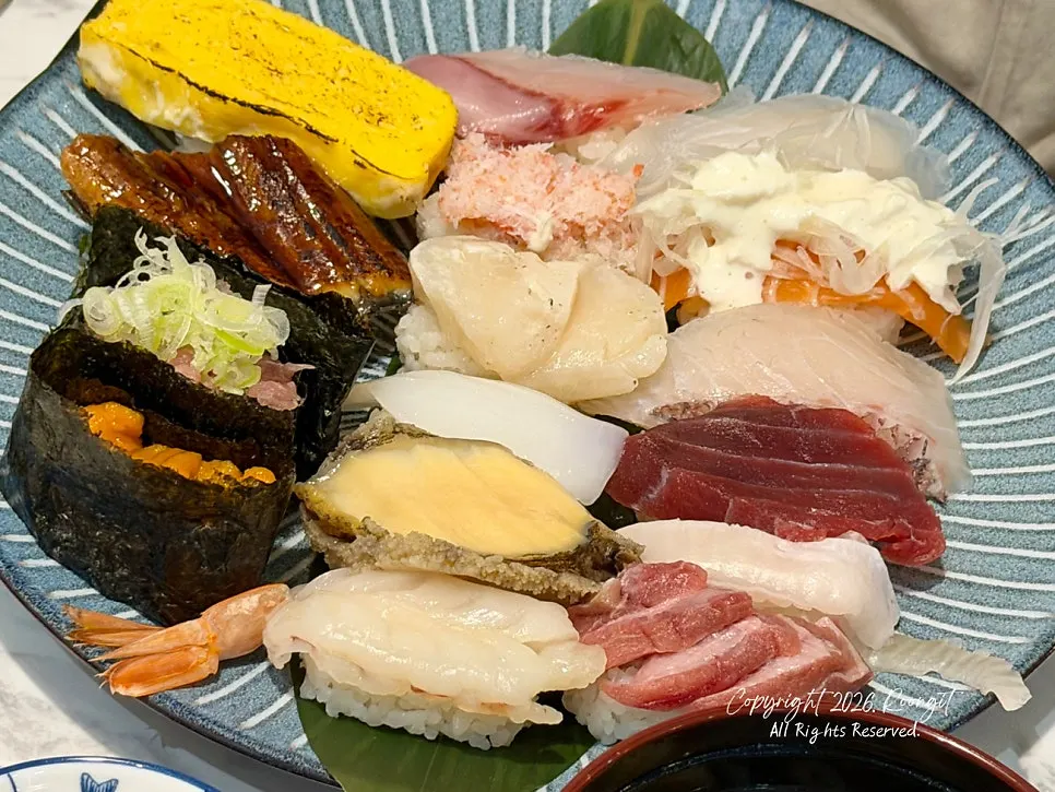 Satu set sushi lengkap dengan tambahan udon