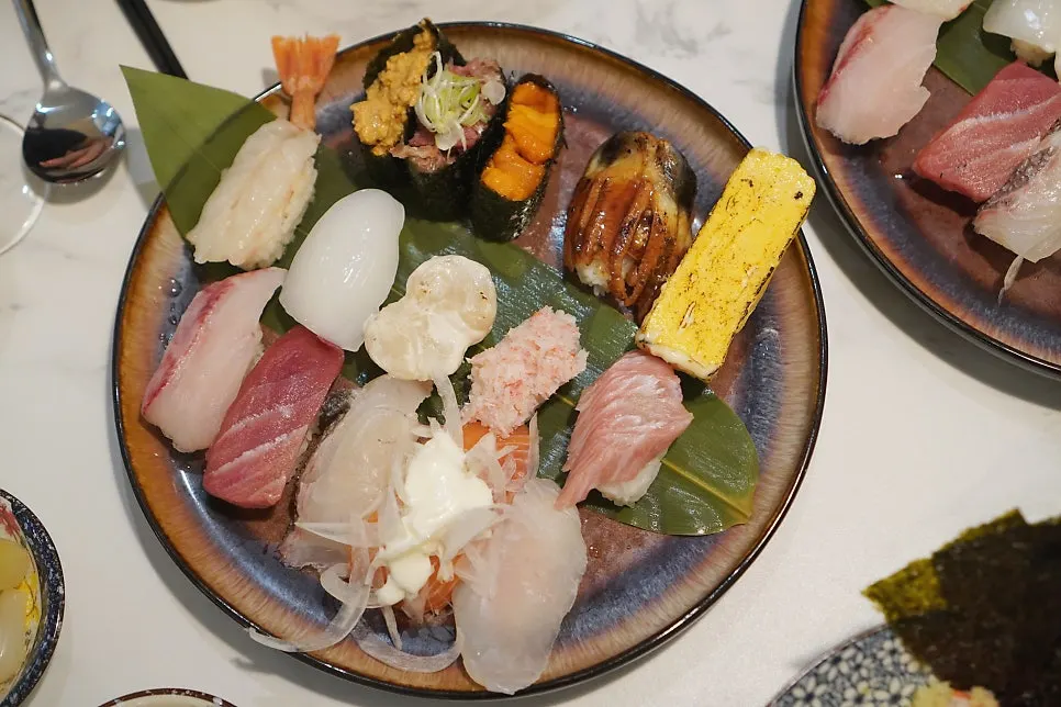 A plate of the 15-piece special sushi at Choe Uyeong Sushiya Jongno Branch