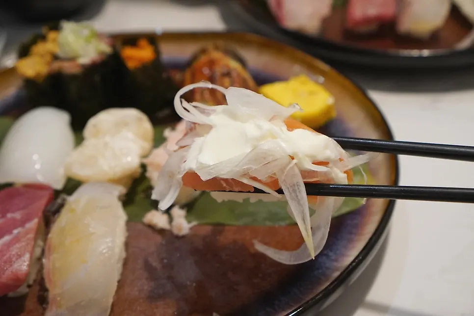 Special sushi set showing salmon and tuna pieces