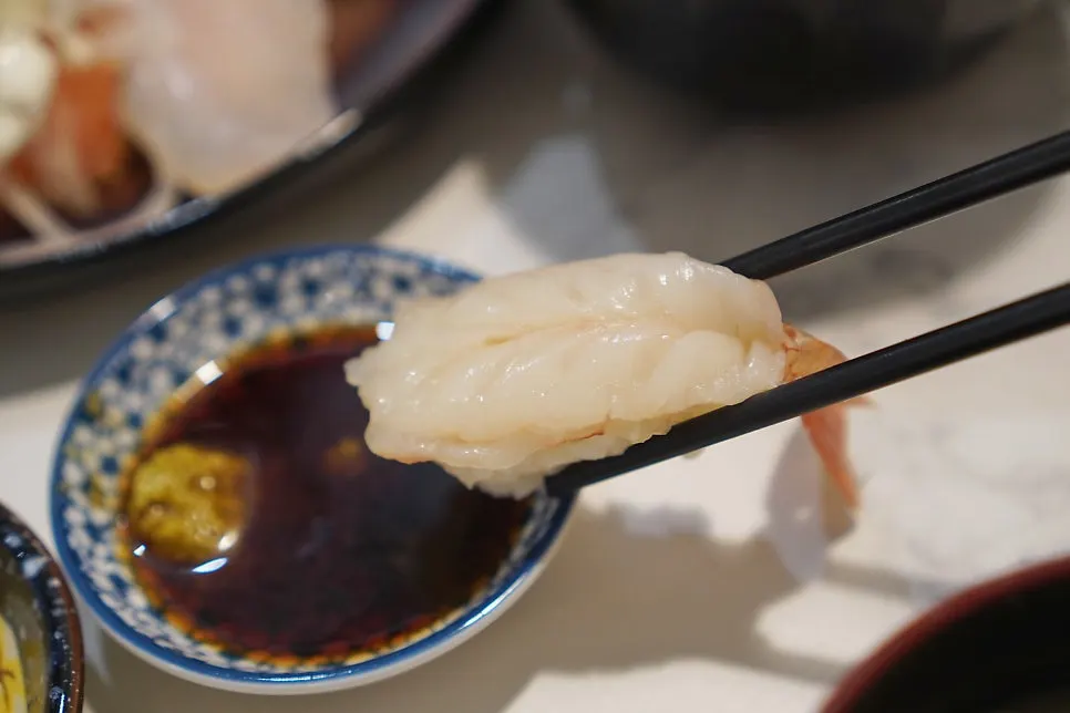 Plate with scallop and cuttlefish sushi