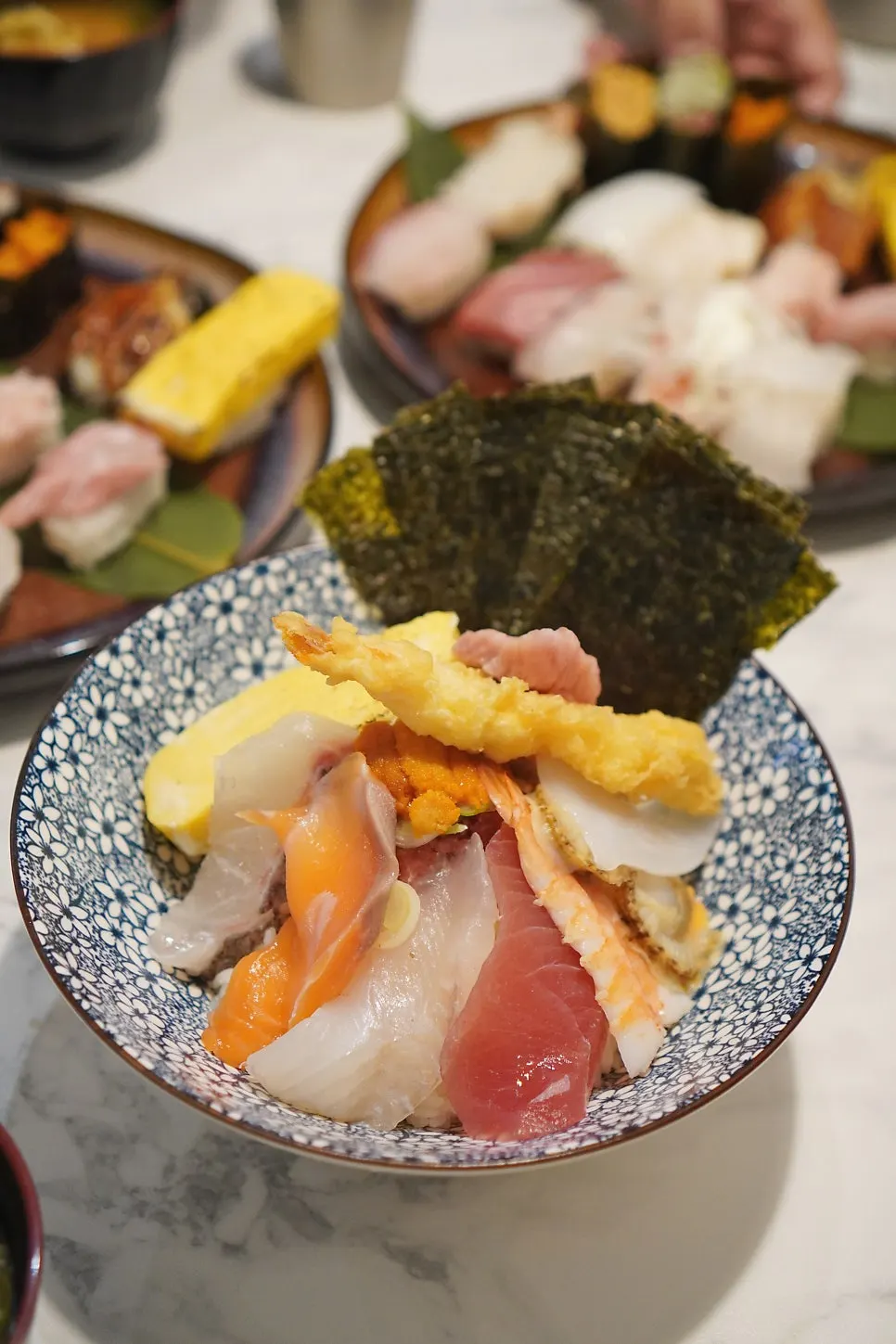 Vertical photo of udon with plump shrimp tempura