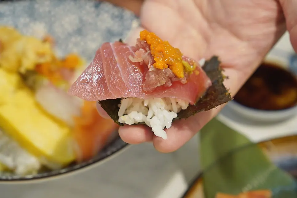Special kaisendon with thick raw fish slices and seaweed