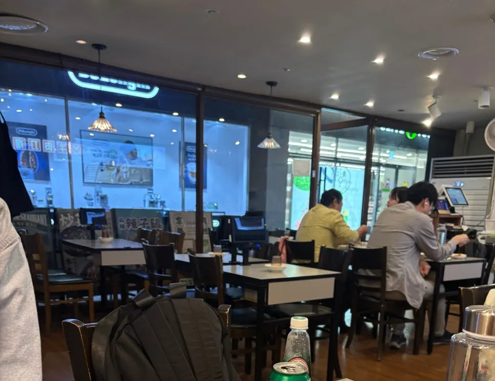 Overview of the seating inside Cheonghwa Uyuk Dosakmyeon