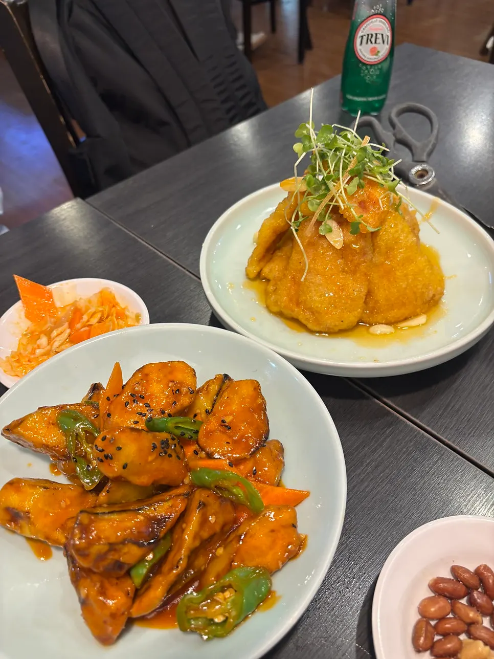 Vertical photo of the four Chinese dishes ordered by the couple