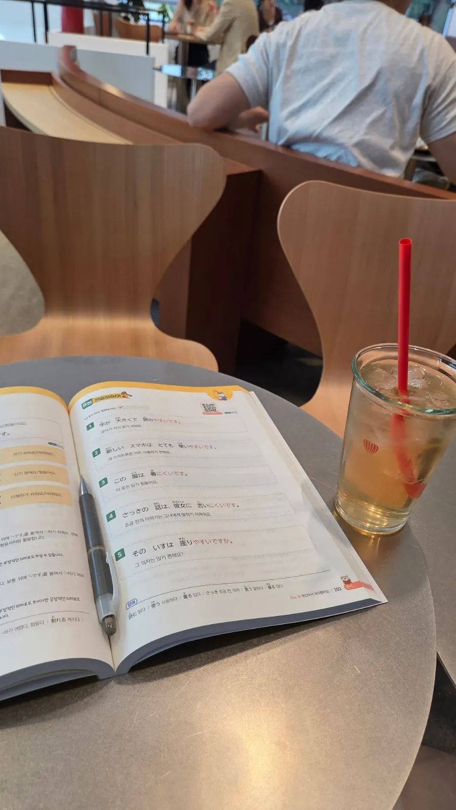 공부하며 천천히 마시기 좋은 화이트 템플