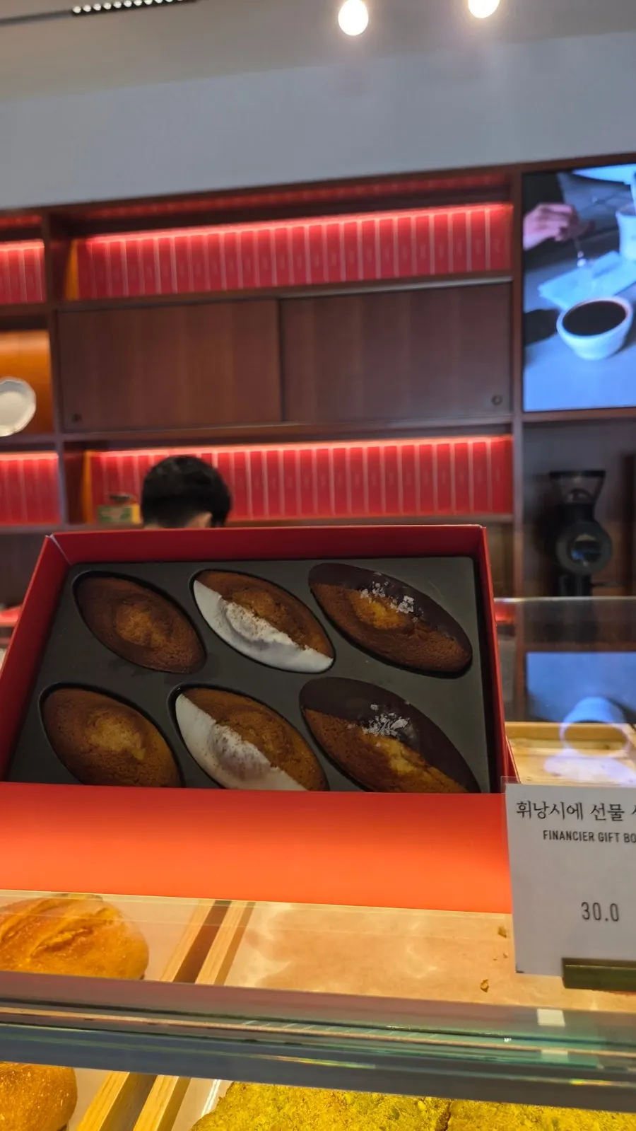고민 끝에 고른 카페 디저트