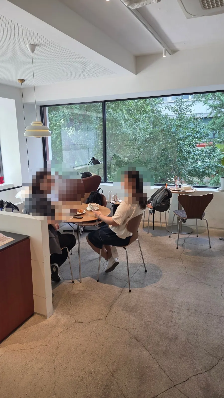레망도레 광화문점의 창가 좌석 공간
