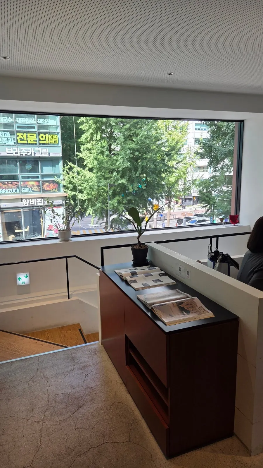 1층부터 3층까지 이어지는 카페 좌석
