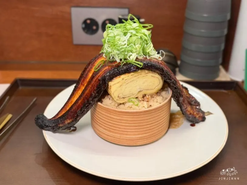 Generous whole eel on unagi don