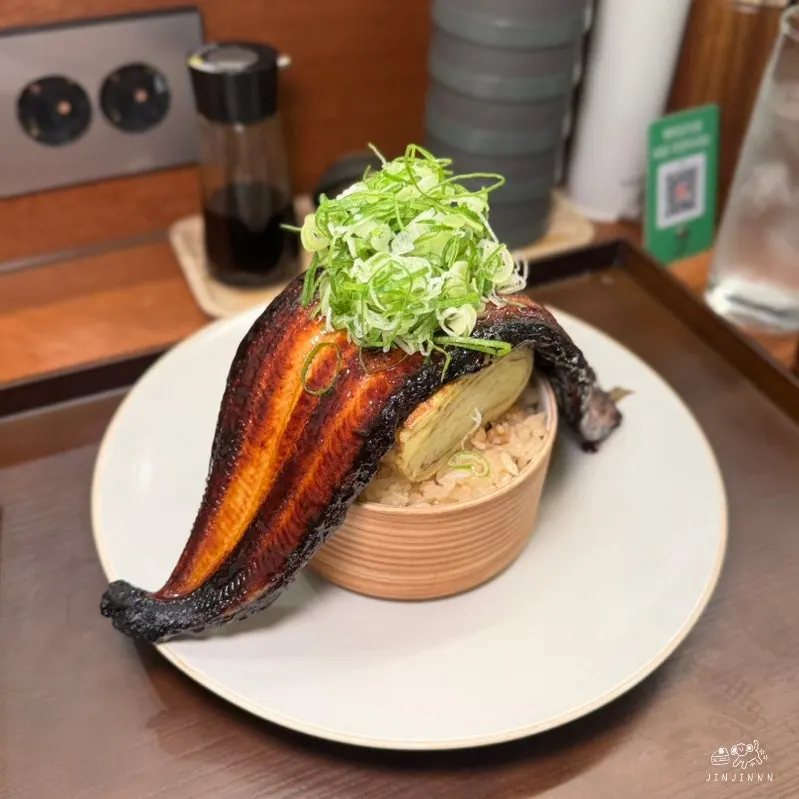 Rice bowl topped with thick eel