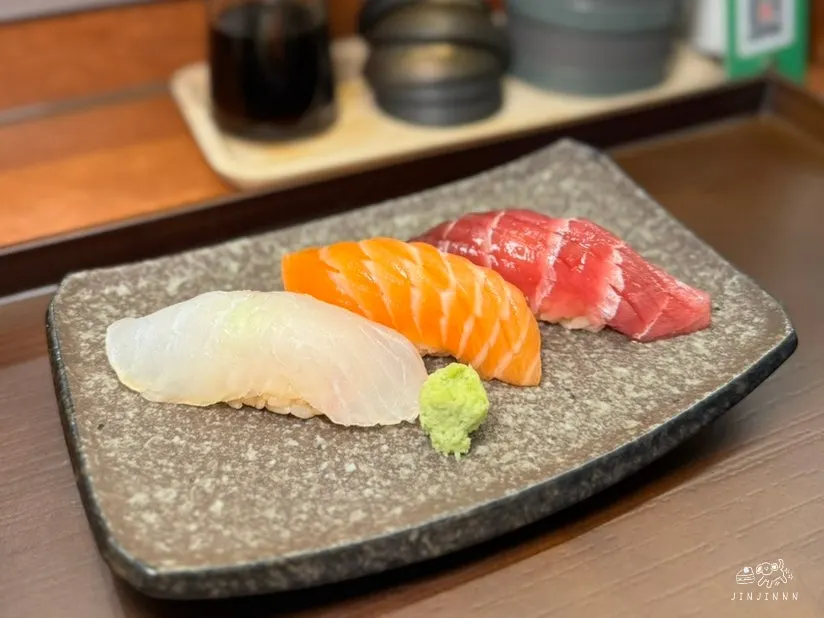 Three-piece nigiri sushi set