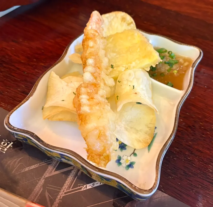 A plate of fried shrimp from the Hwarodam course