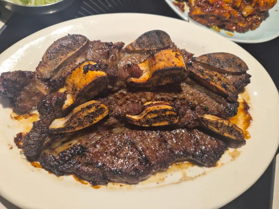 쫄깃한 면이 담긴 물막국수