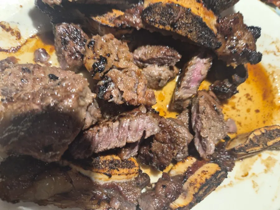 불향 밴 직화소갈비구이 접시