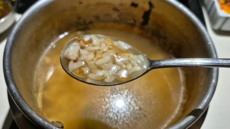 Nutritious stone-pot rice served with gim and seasoning sauce