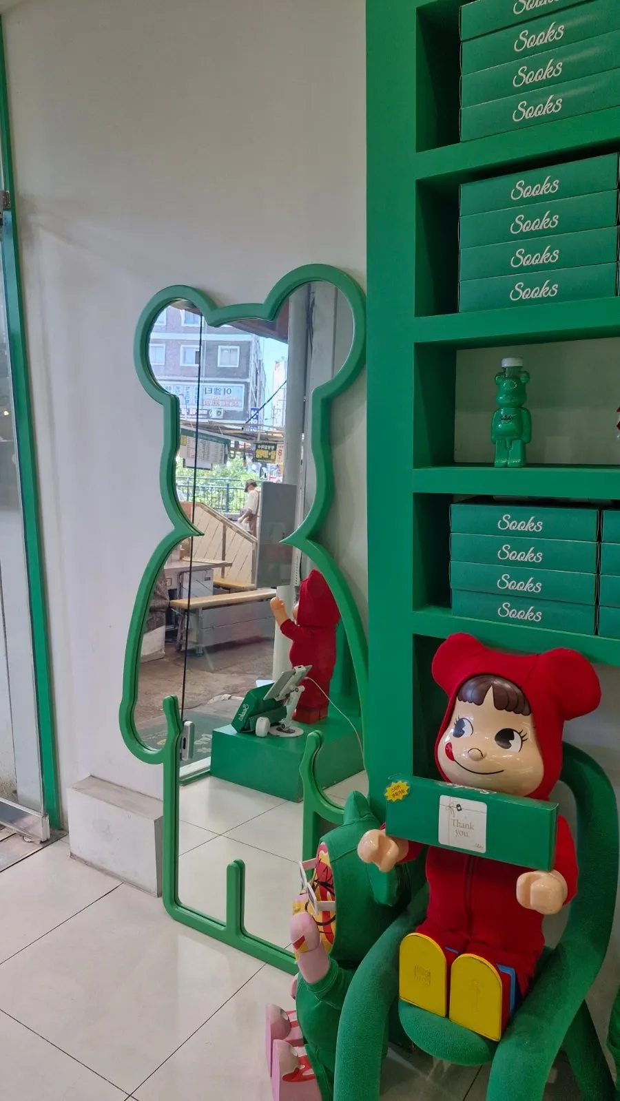 广藏市场深山艾草巧克力派首尔店门前