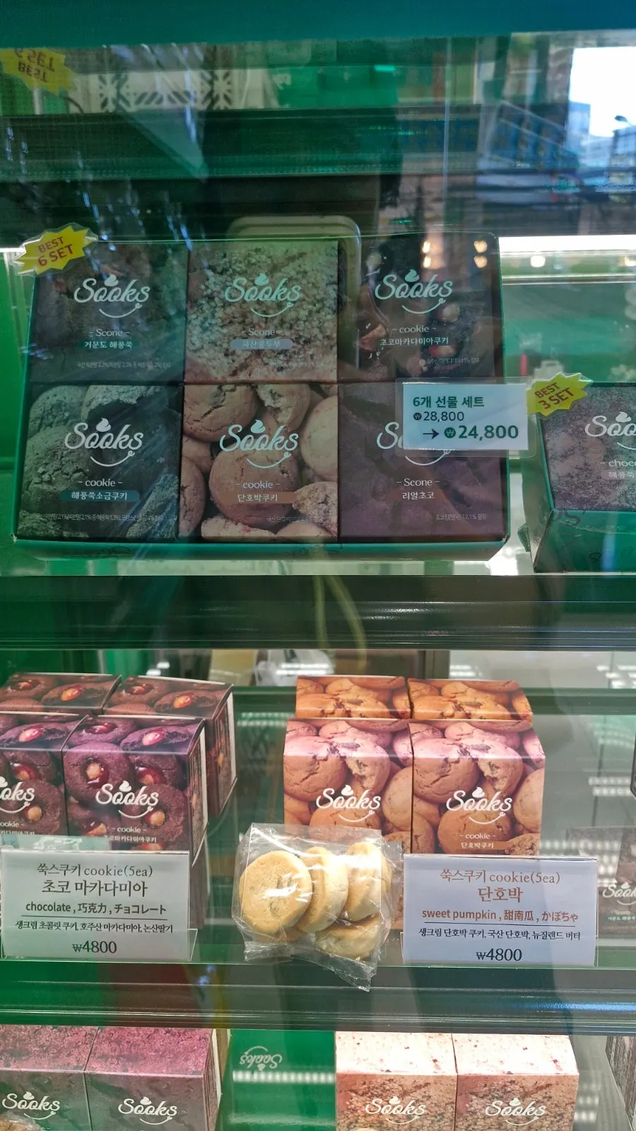 一眼可见的绿色店铺入口