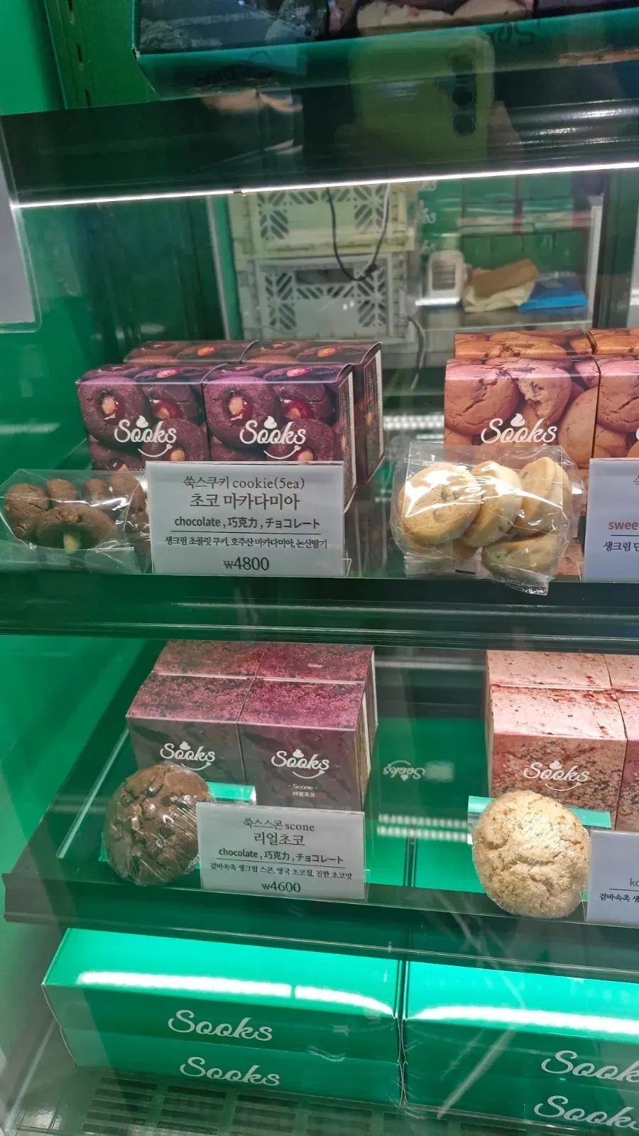 手工巧克力派整齐摆放的展示柜