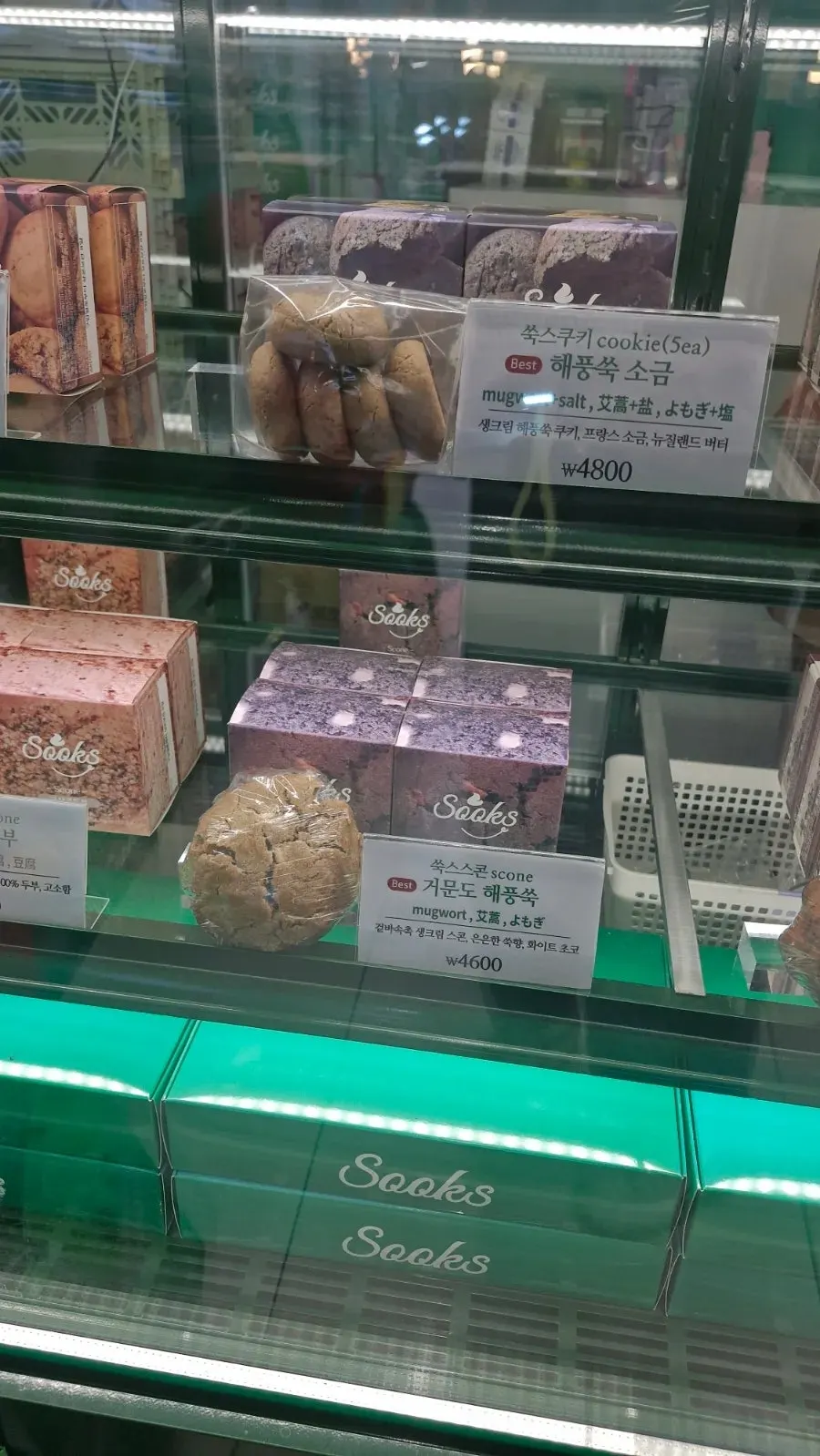 艾草原液瓶与店内吉祥物玩偶陈列