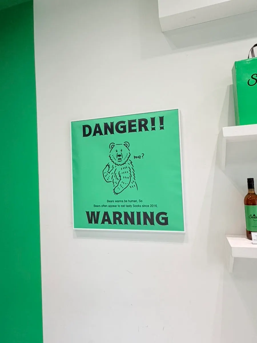 아기자기한 캐릭터 소품과 진열대
