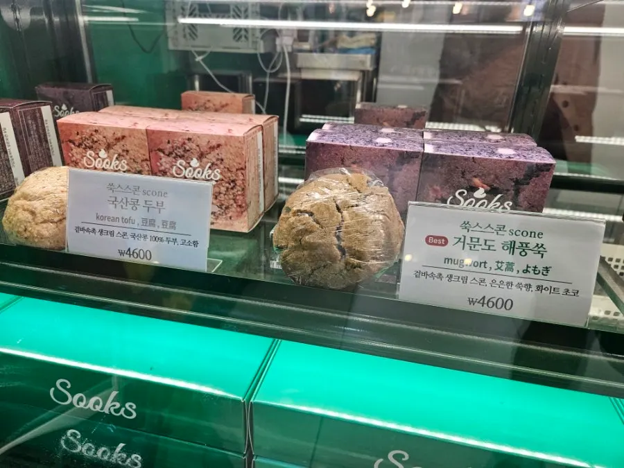 Nonsan strawberry and choco flavor choco pies on display