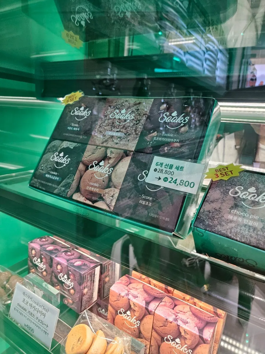 Store display case with 6-piece set signage