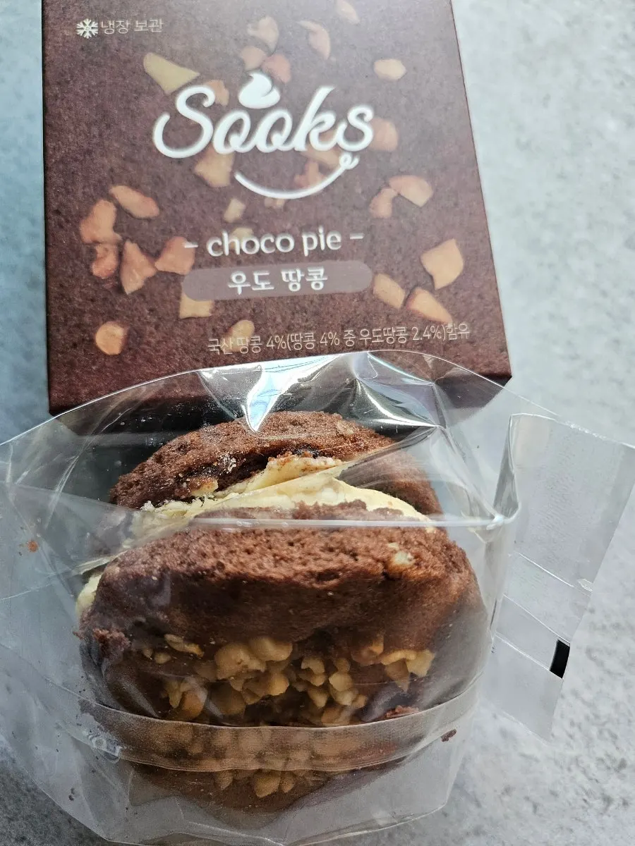 Holding a Gwangjang Market Ssuk's Choco Pie
