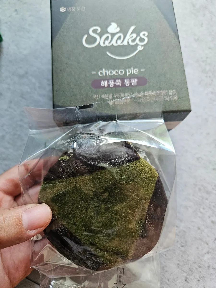 Cross-section of strawberry and red bean flavor choco pies