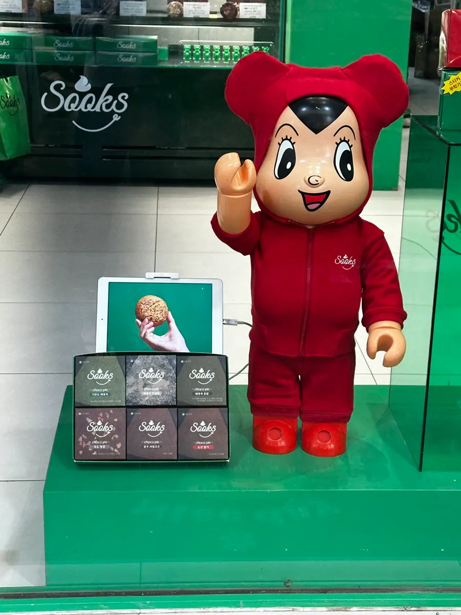 Exterior of Ssuk's Choco Pie Seoul's Gwangjang Market branch with a green sign
