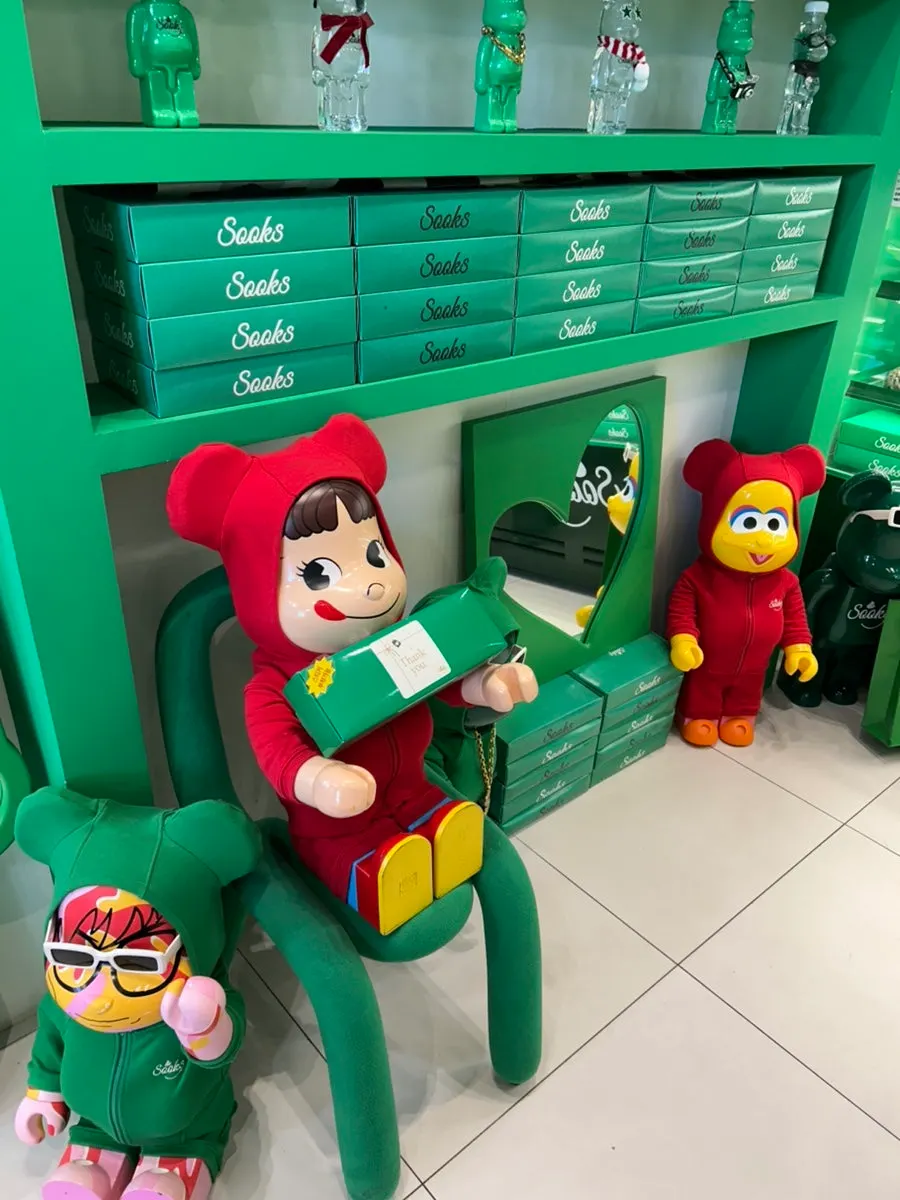 초록색 패키지와 캐릭터 소품의 매장 내부