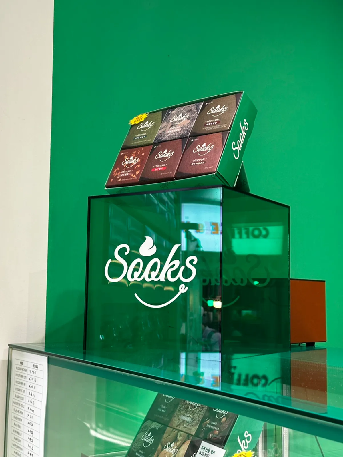 Jeju Udo peanut choco pie topped with chopped peanuts
