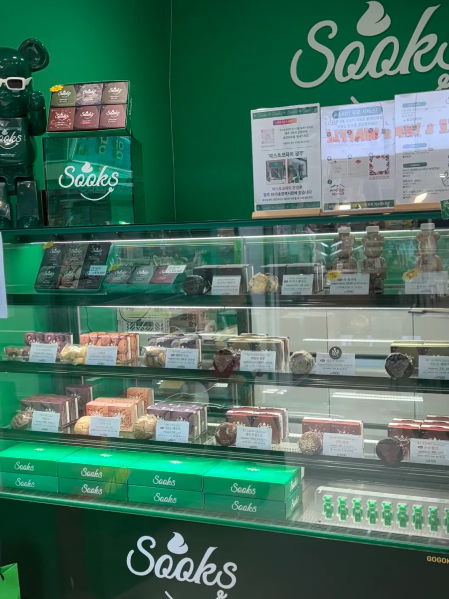 Showcase displaying mugwort choco pies and cookies