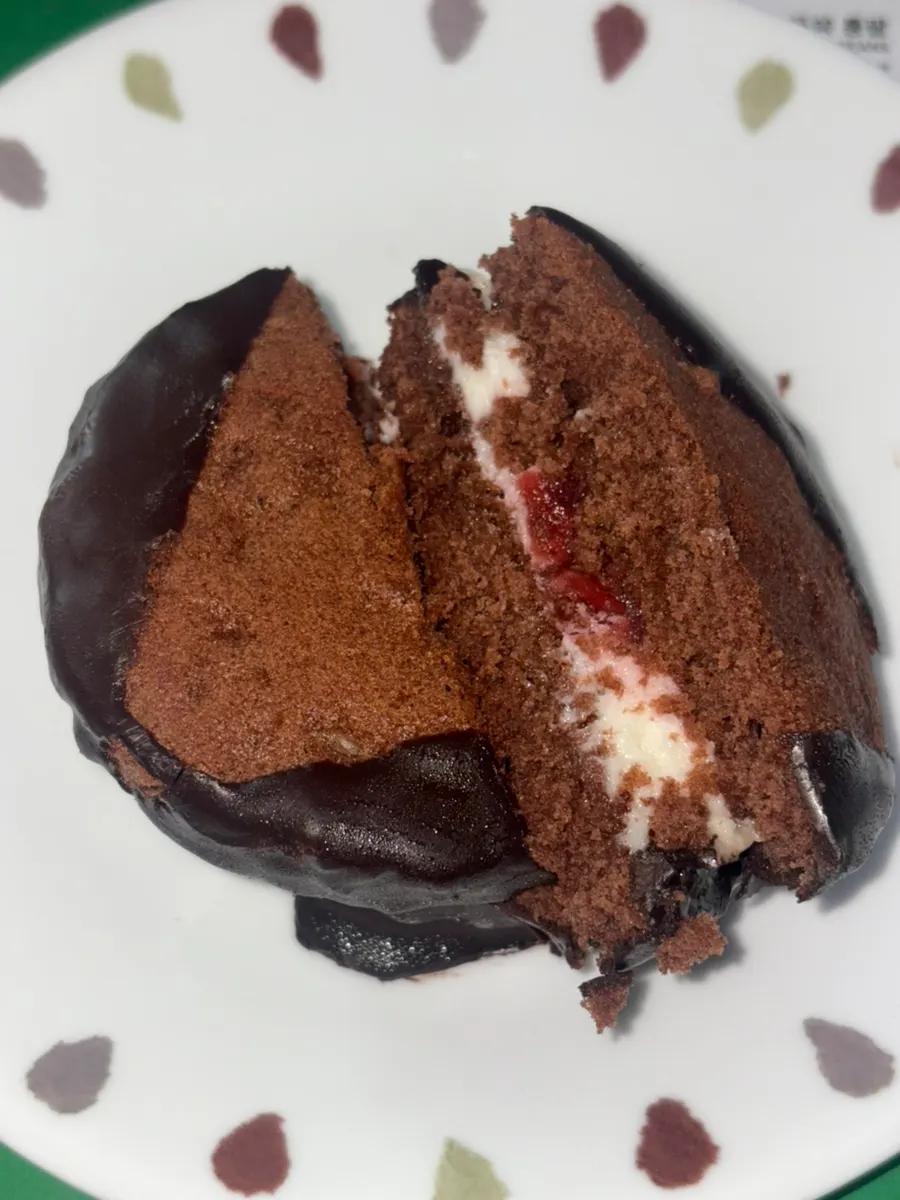Cross-section showing the moist texture of the mugwort choco pie
