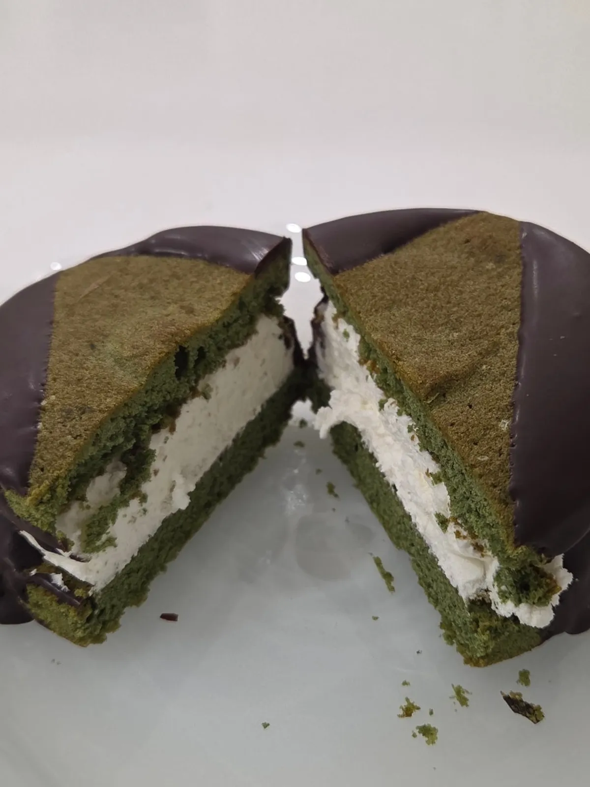 Geomundo sea-breeze mugwort choco pie with its pale green sheet visible