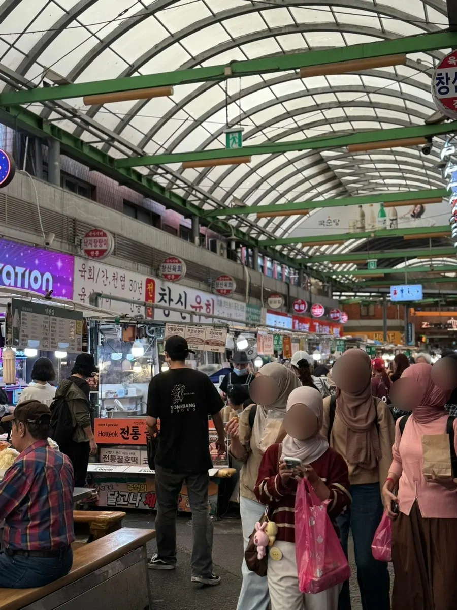Crowded entrance of Gwangjang Market