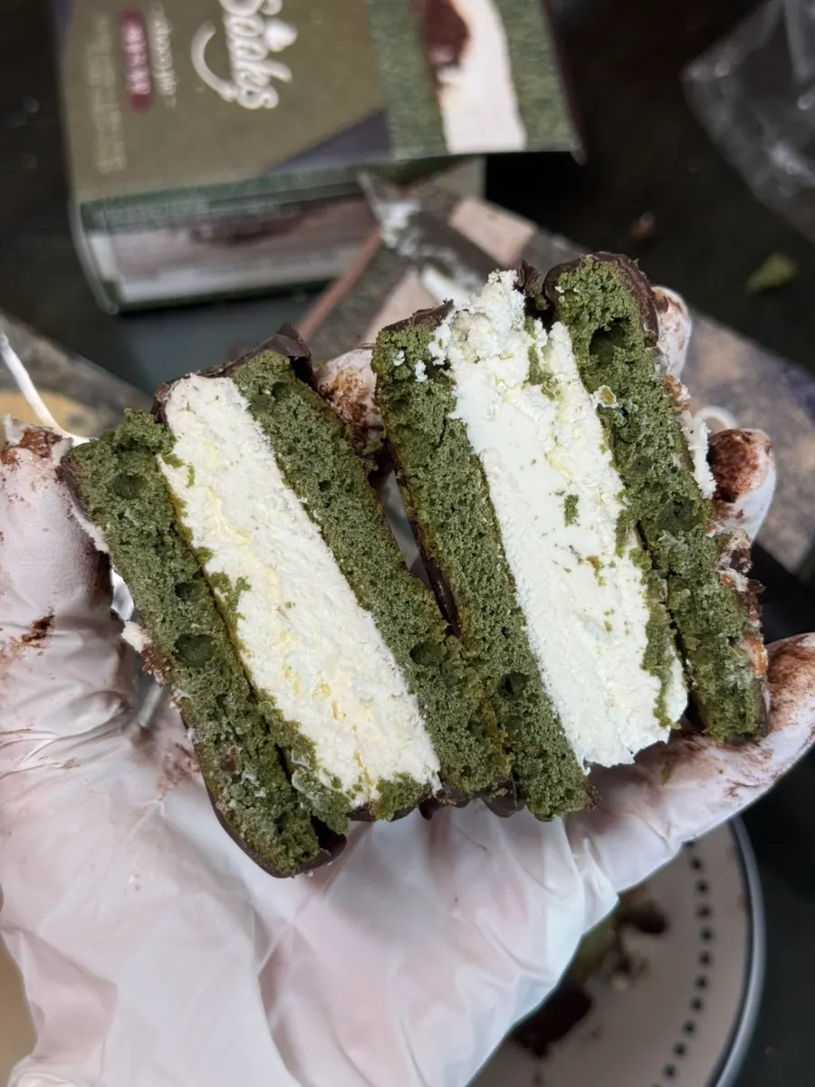 Moist interior of the mugwort choco pie