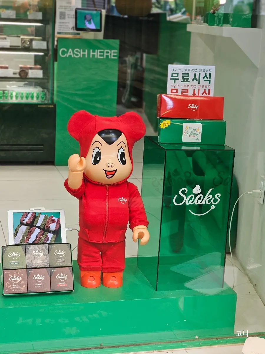 Green-themed interior of Ssuk's Choco Pie Seoul