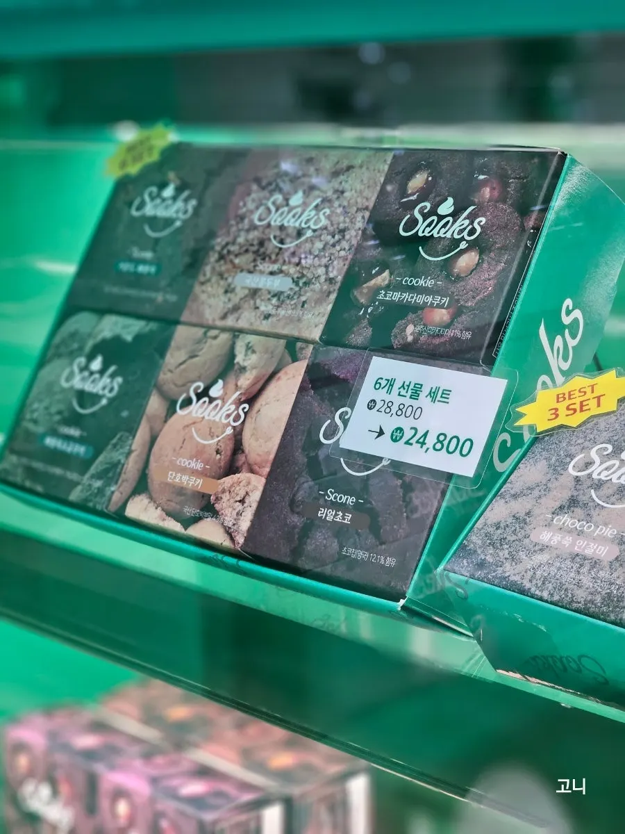 Sign explaining the 6-piece choco pie gift set