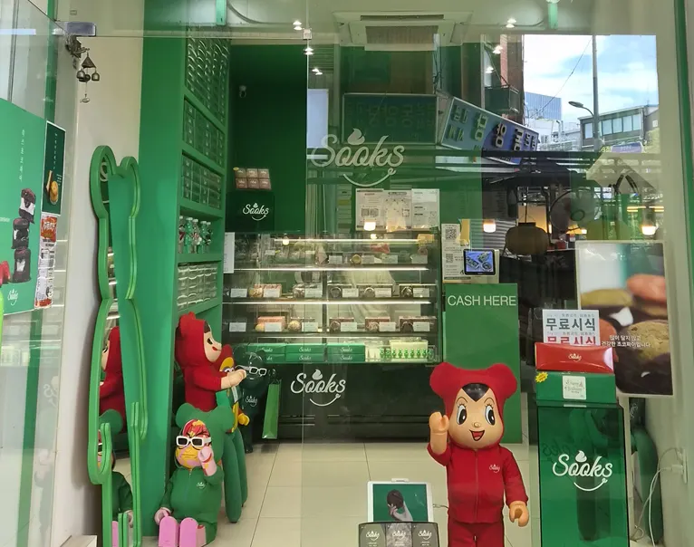 Alley of Gwangjang Market lined with food stalls
