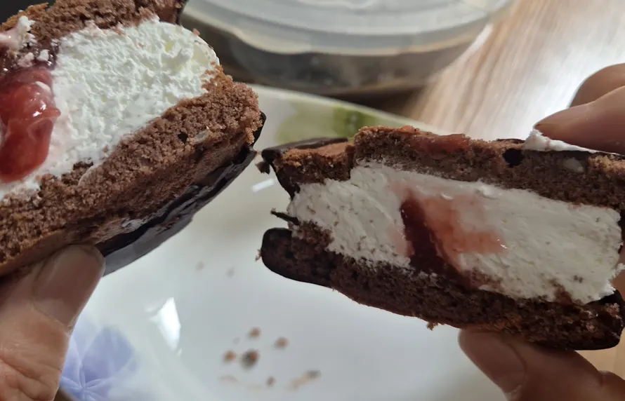 Ssuk's Choco Pie served alongside coffee