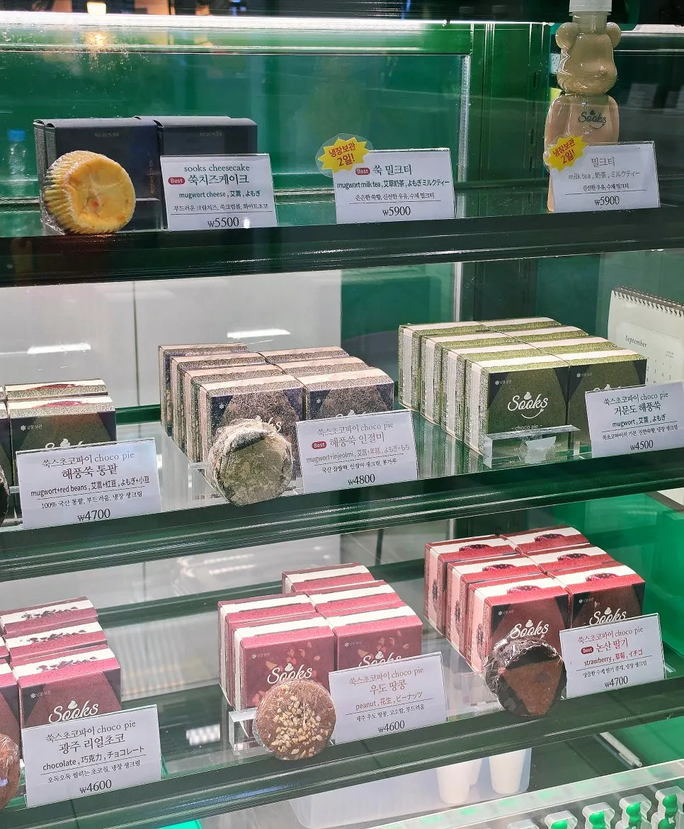초코파이 6가지 맛이 놓인 매장 진열대