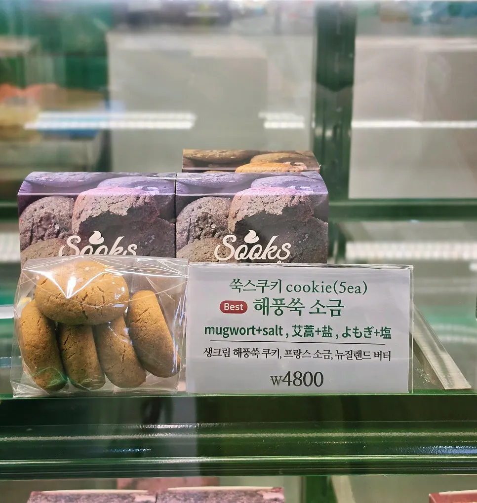 치즈케이크와 스콘이 놓인 진열대