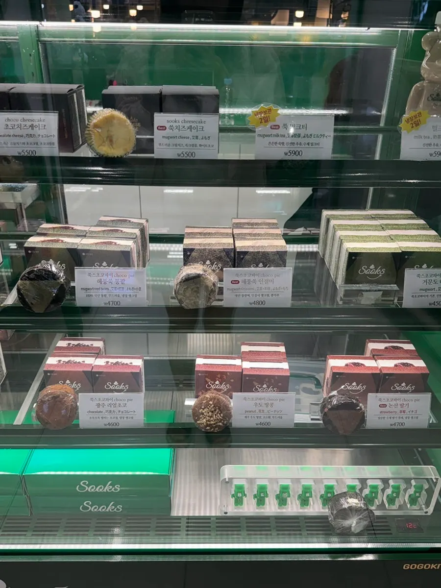 Display of 6 choco pie flavors including sea-breeze mugwort, Udo peanut, and Nonsan strawberry