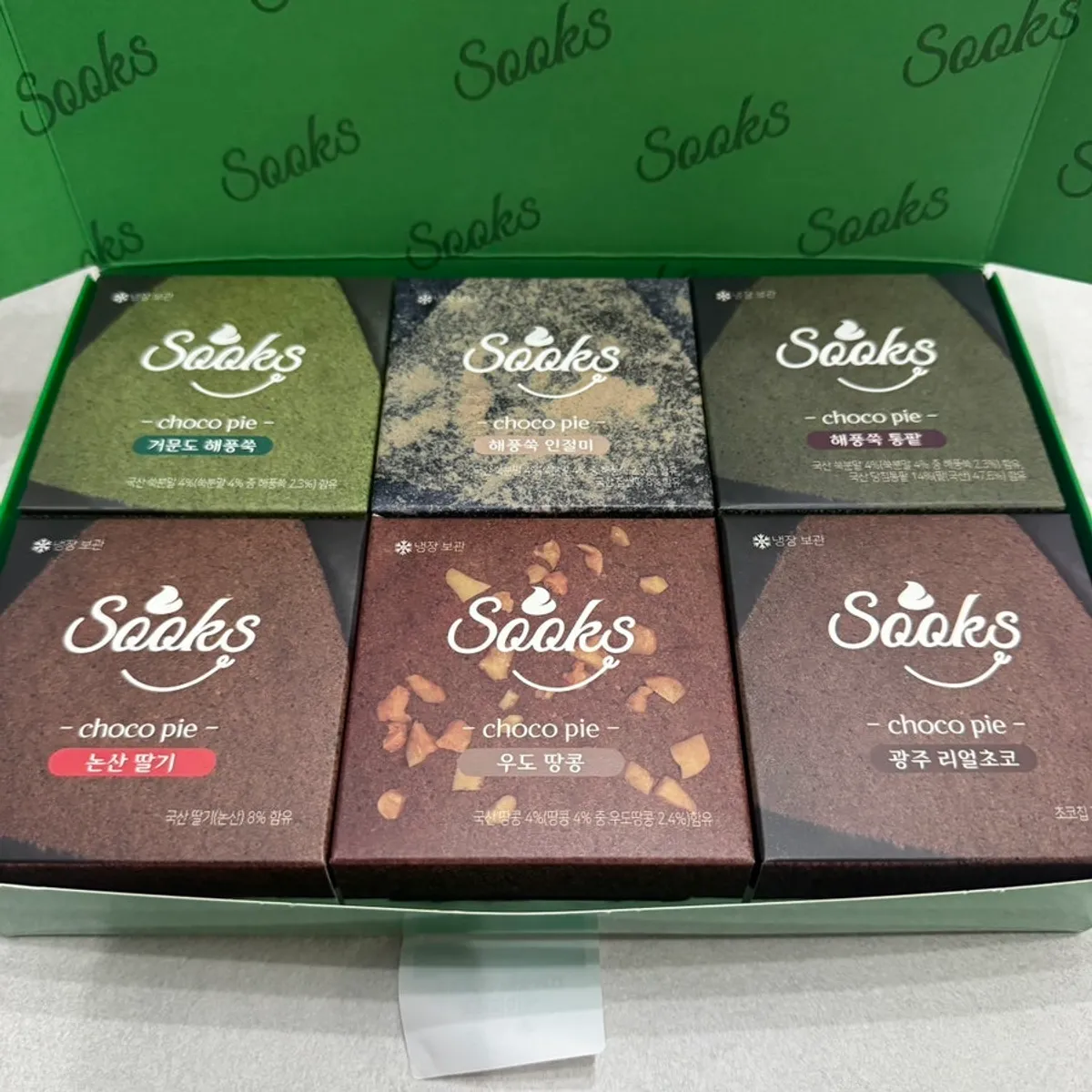 Green gift box with 6 individually wrapped choco pie flavors inside
