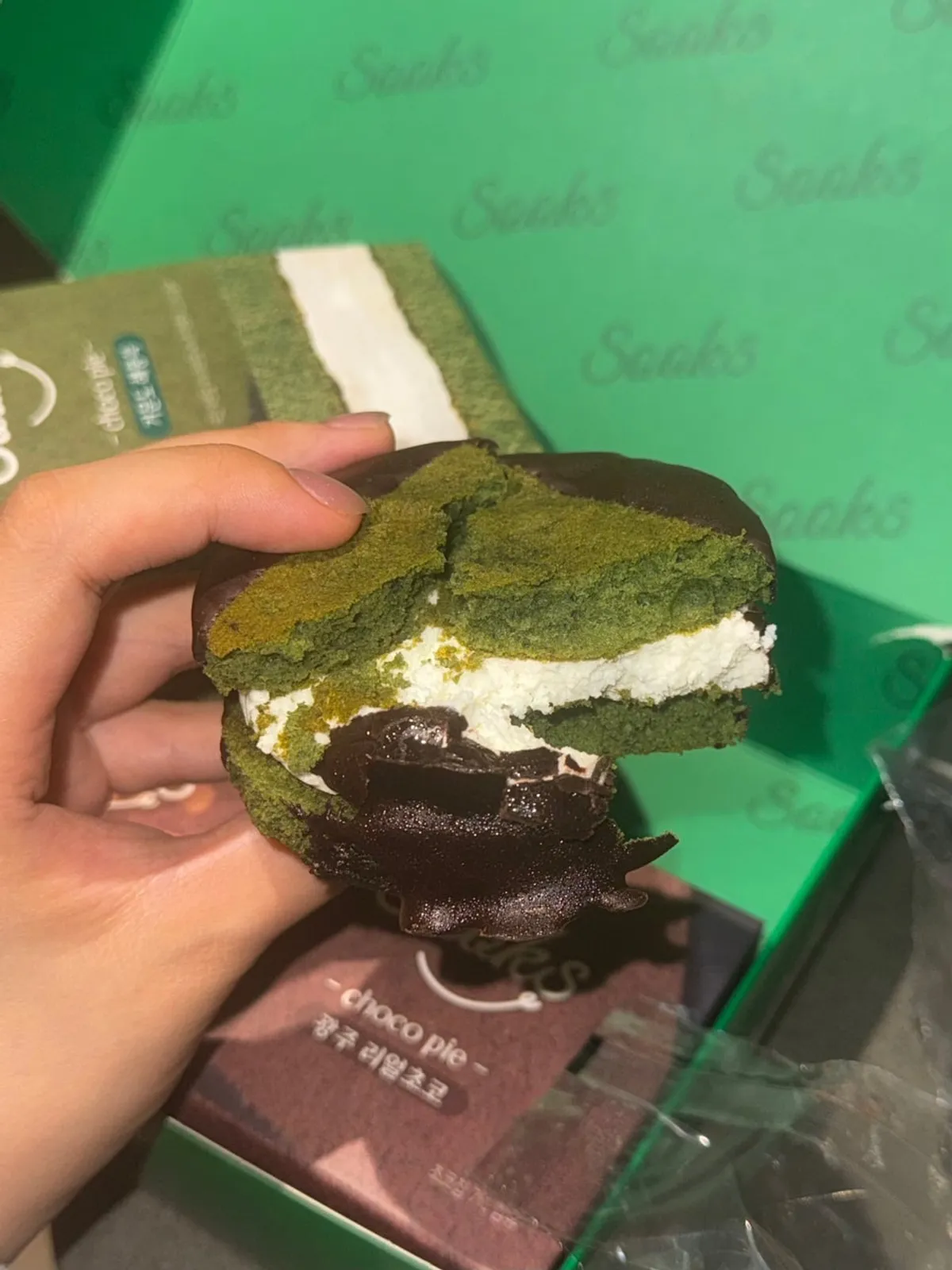 생크림 필링이 꽉 찬 쑥초코파이 단면