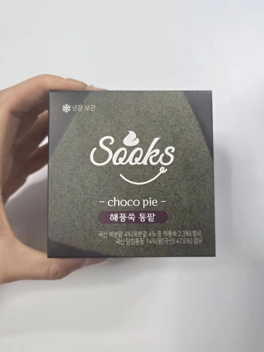 Tasting a Nonsan strawberry choco pie